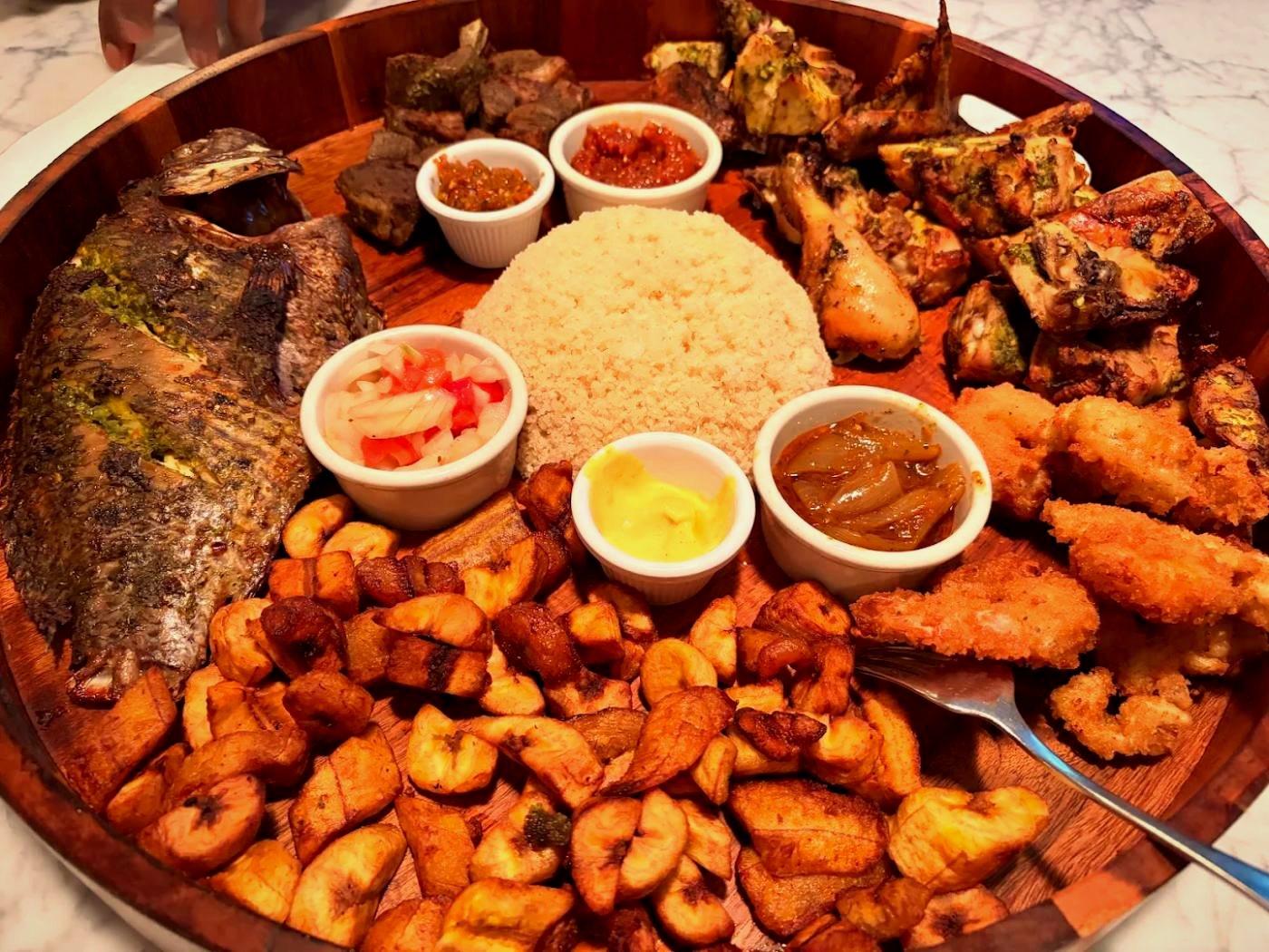 Grand plateau de poisson braisé, poulet, alloco et attiéké