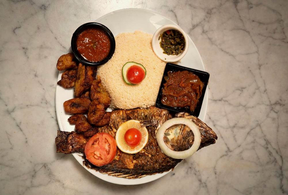 Tilapia braisé, attiéké et alloco