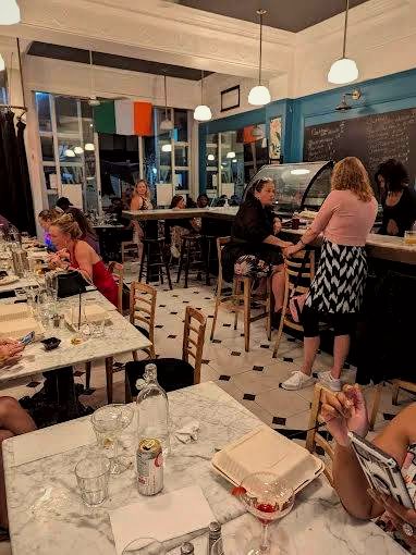 Soirée animée dans la salle du Platana